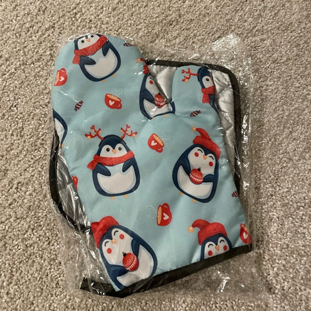 NWOT penguin hot mit and hot pad